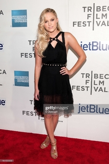 Maika Monroe feet photo thumbnail