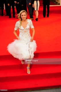 Maika Monroe feet photo thumbnail