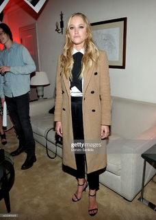 Maika Monroe feet photo thumbnail