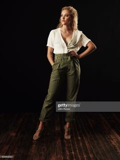 Maika Monroe feet photo thumbnail