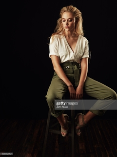 Maika Monroe feet photo thumbnail
