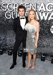 Maika Monroe feet photo thumbnail