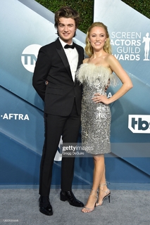 Maika Monroe feet photo thumbnail