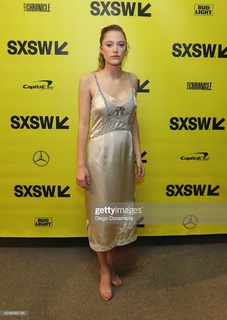 Maika Monroe feet photo thumbnail