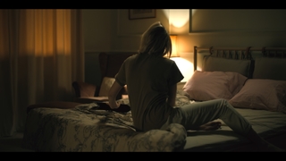 Maika Monroe feet photo thumbnail
