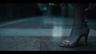 Maika Monroe feet photo thumbnail