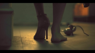 Maika Monroe feet photo thumbnail