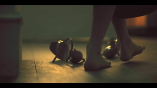 Maika Monroe feet photo thumbnail