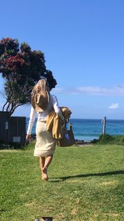Maika Monroe feet photo thumbnail