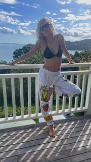 Maika Monroe feet photo thumbnail