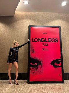 Maika Monroe feet photo thumbnail