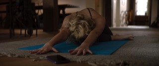 Maika Monroe feet photo thumbnail