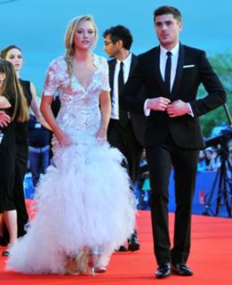 Maika Monroe feet photo thumbnail