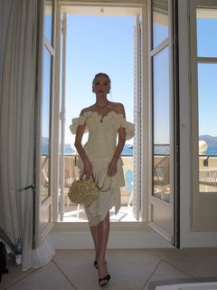 Maika Monroe feet photo 9
