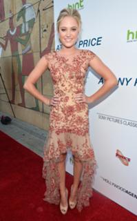 Maika Monroe feet photo thumbnail
