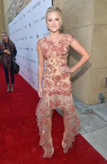 Maika Monroe feet photo thumbnail