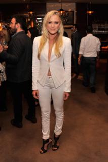 Maika Monroe feet photo thumbnail