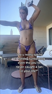 Maisie Smith feet photo thumbnail