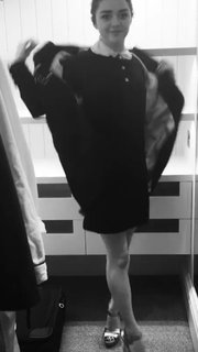 Maisie Williams feet photo thumbnail