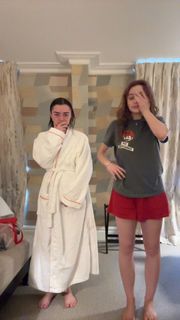 Maisie Williams feet photo thumbnail