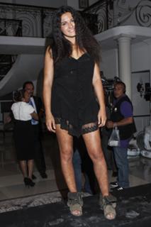Maite Perroni feet photo thumbnail