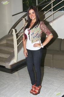 Maite Perroni feet photo thumbnail