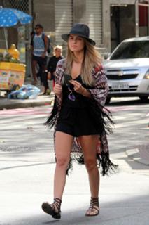Maite Perroni feet photo thumbnail