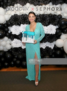 Maite Perroni feet photo thumbnail
