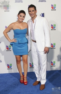 Maite Perroni feet photo thumbnail