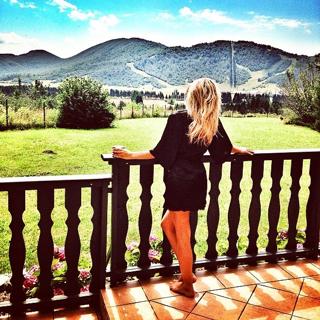 Maja Suput feet photo thumbnail