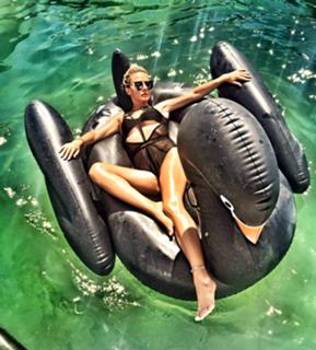 Maja Suput feet photo thumbnail