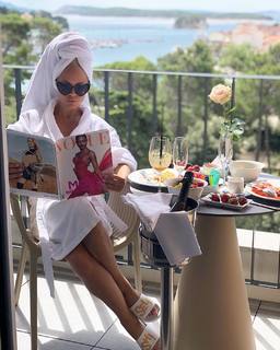 Maja Suput feet photo thumbnail