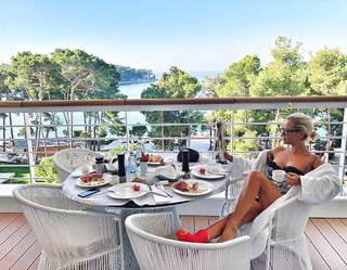 Maja Suput feet photo thumbnail