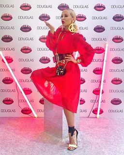 Maja Suput feet photo thumbnail