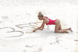 Maja Suput feet photo thumbnail