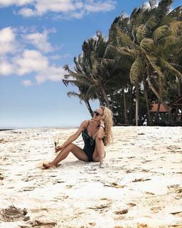 Maja Suput feet photo thumbnail