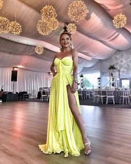 Maja Suput feet photo thumbnail