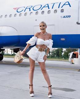 Maja Suput feet photo thumbnail