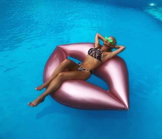 Maja Suput feet photo thumbnail