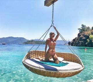 Maja Suput feet photo thumbnail