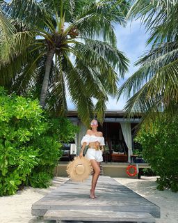 Maja Suput feet photo thumbnail