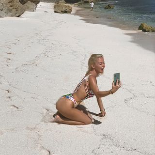 Maja Suput feet photo thumbnail