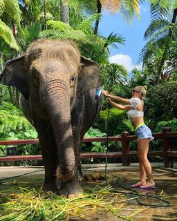 Maja Suput feet photo thumbnail