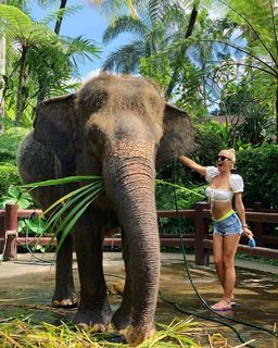 Maja Suput feet photo thumbnail