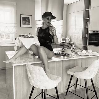 Maja Suput feet photo thumbnail