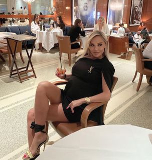 Maja Suput feet photo thumbnail