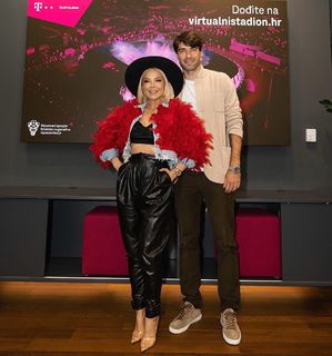 Maja Suput feet photo thumbnail