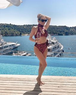 Maja Suput feet photo thumbnail