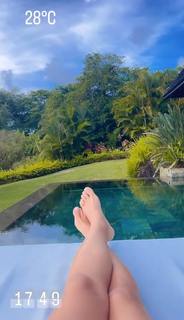 Maja Suput feet photo thumbnail