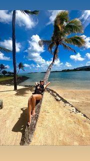 Maja Suput feet photo thumbnail